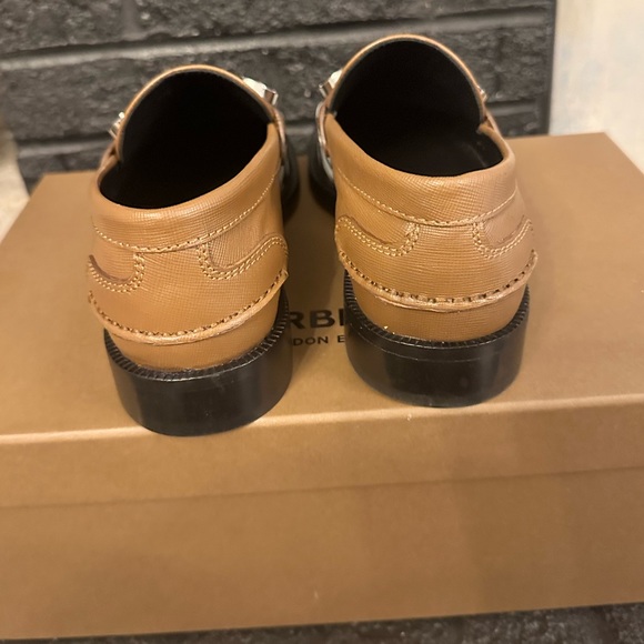 BRAND NEW BURBERRY LOAFERS size 7 never worn - Picture 4 of 4